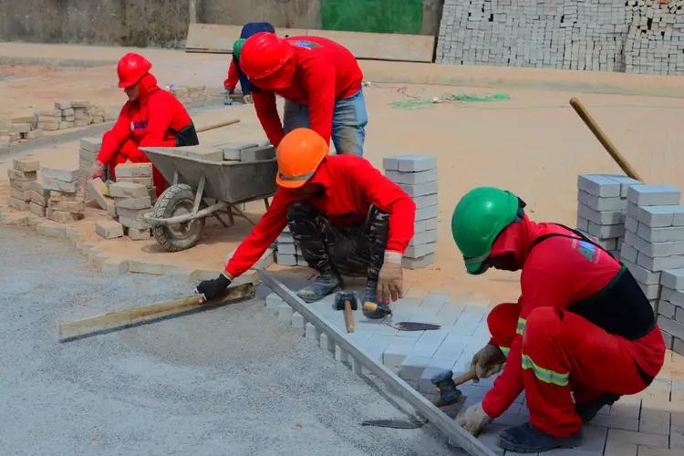Governo do Amapá avança na urbanização do Complexo do Aturiá com calçadas intertravadas e serviço de drenagem