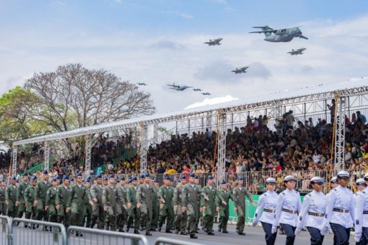 Desfile de 7 de Setembro é realizado na Esplanada dos Ministérios, em Brasília