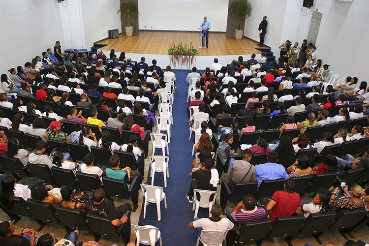 Mais de 430 pessoas participam da aula inaugural dos cursos ofertados pelo Barco-Escola Samaúma II