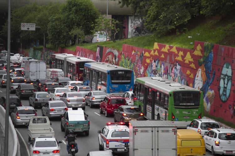 Congestionamentos afetam saúde física e mental do brasileiro