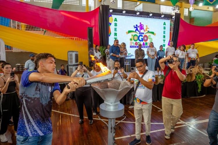 "Me sinto muito honrado", diz aluno que acendeu a tocha na abertura da fase estadual dos Jogos Escolares 2024
