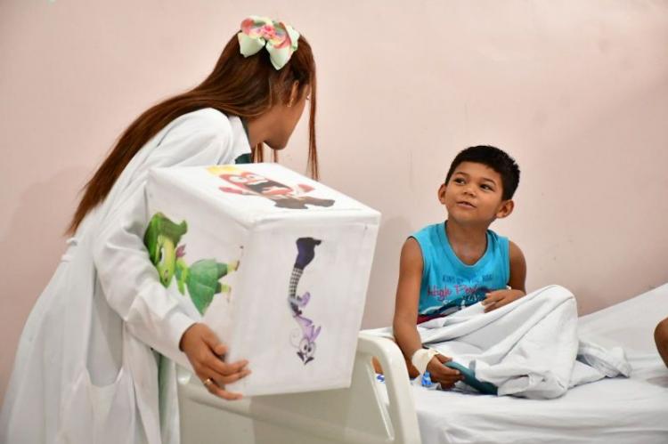 Crianças internadas no Hospital de Santana participam de programação especial com brincadeiras e distribuição de brindes